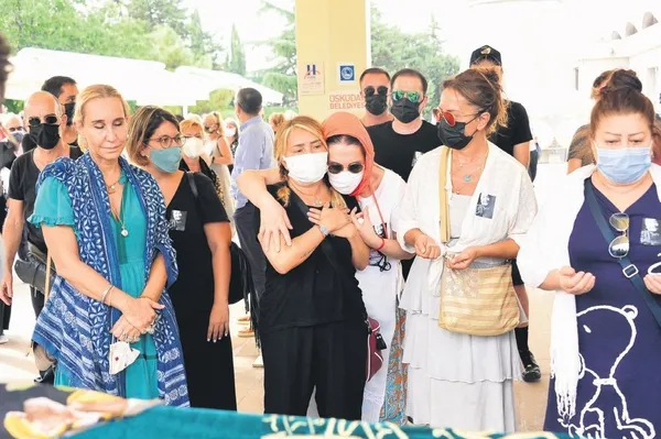 anneye-veda-1628282480978.jpeg Yonca Evcimik annesi Kadriye Evcimik’i son yolculuğa uğurladı!-1