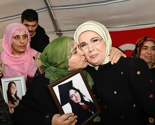 Evlat nöbetindeki aileleri ziyaret eden Emine Erdoğan: Analığın gücü terör zulmünü yendi!