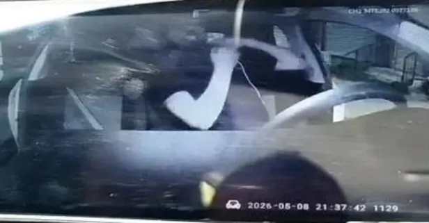 Taksiciye arka koltuktan ipli saldırı... Darp edip parasını çaldılar | Görüntüler ortaya çıktı, iki saldırgan aranıyor