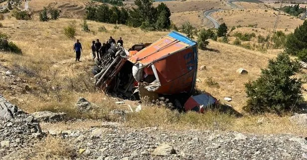 Freni patlayan kamyon şarampole devrildi: 2 ölü, 2 yaralı