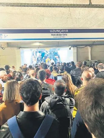 chpli-ibb-istanbulluyu-yine-perisan-etti-metrobus-duraklarinda-insan-trafigi-1665439325064.jpeg CHP'li İBB İstanbulluyu yine perişan etti! Metrobüs duraklarında insan trafiği-1