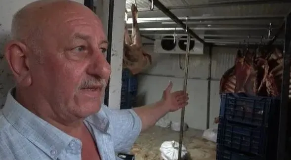 kurban-eti-yerine-kolilerden-bozuk-salam-sucuk-cikmisti-baba-ogulun-mahkeme-salonundaki-piskinlikleri-pes-dedi-1703166057499.jpeg Kurban eti yerine kolilerden bozuk salam, sucuk çıkmıştı! Baba- oğulun Mahkeme salonundaki pişkinlikleri pes dedirtti-4