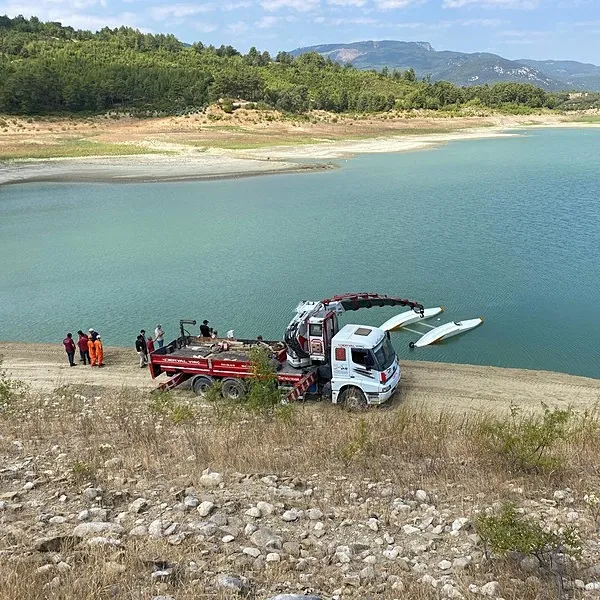 Kırıma uğrayan uçak karaya yanaştırıldı