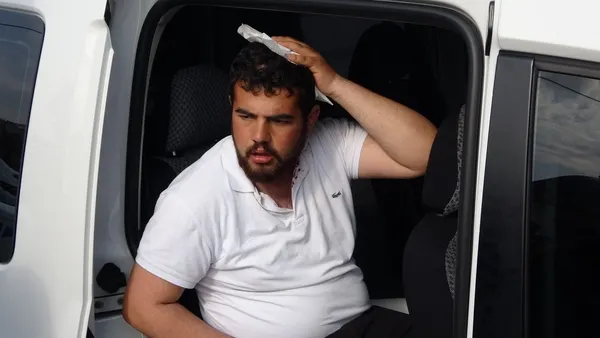 ibb-zabitalari-taksimde-seyyar-saticinin-kafasini-yardi-1618512676360.jpg İBB zabıtaları Taksim'de seyyar satıcının kafasını yardı-6