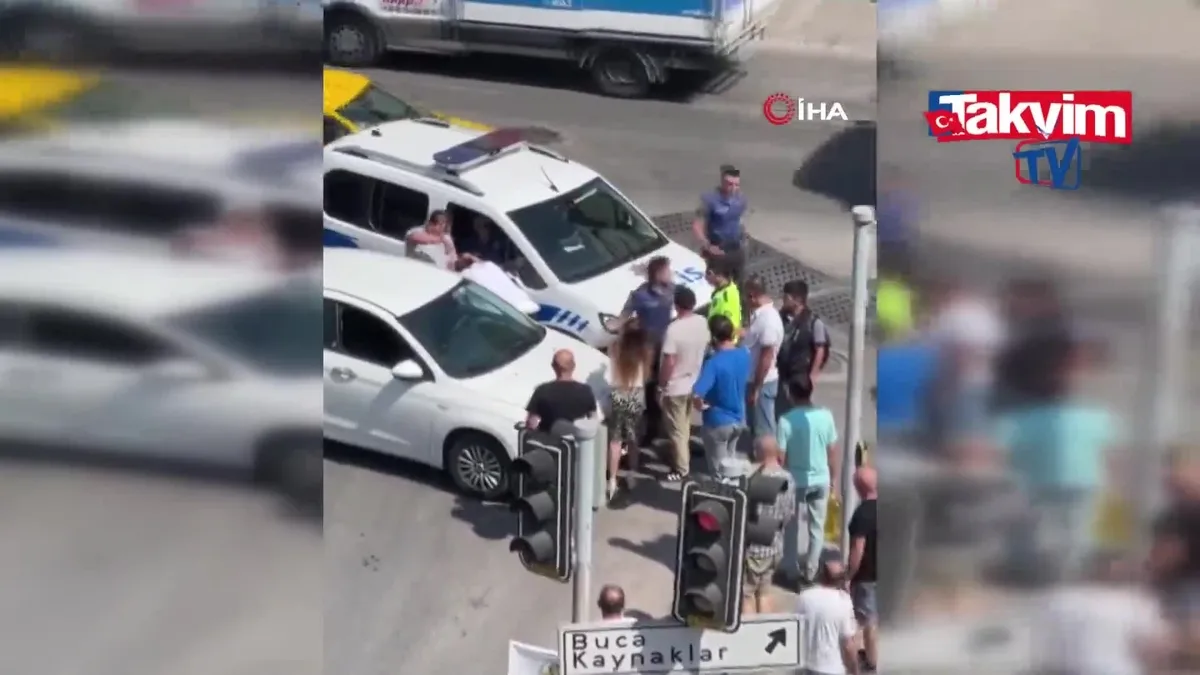 İzmir'de Şok Anlar: U Dönüşü Yapan Sürücü, Polise Saldırdı! Cep Telefonu Kamerasına Yansıyan Olay!