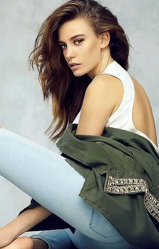 Serenay modası! Prada Serenay Sarıkaya'yı takibe aldı