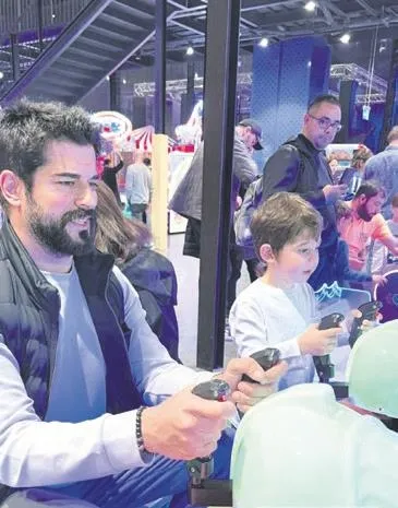 burak-ozcivit-ve-hamile-esi-fahriye-evcen-ogullari-karan-ile-birlikte-bir-avmnin-eglence-merkezinde-vakit-geci-1670192850134.jpeg Burak Özçivit ve hamile eşi Fahriye Evcen, oğulları Karan ile birlikte bir AVM'nin eğlence merkezinde vakit geçirdi | Saklambaç haberleri-2