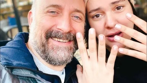 15 yıllık evliliğin ilk meyvesi! Halit Ergenç ve Bergüzar Korel’in oğlu Ali koca delikanlı oldu! Doğduğunda serçe parmağım kadar...