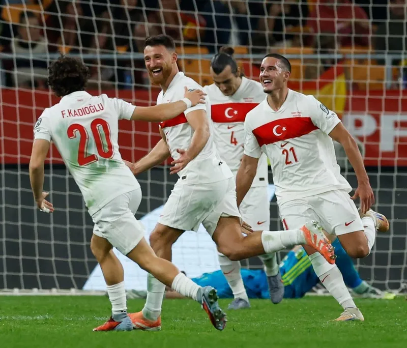 trabzonsporda-yeni-lider-bulundu-transferde-salih-ozcan-surprizi-1774800394992.jpg Trabzonspor'da yeni lider bulundu! Transferde Salih Özcan sürprizi-3