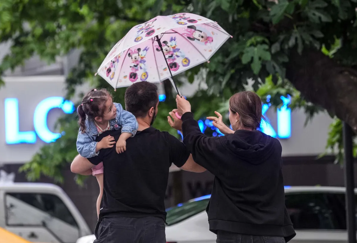 Balkanlardan yağışlı hava geliyor: İstanbul ve Ankara da listede! Sıcaklıklar 10 derece düşecek-8