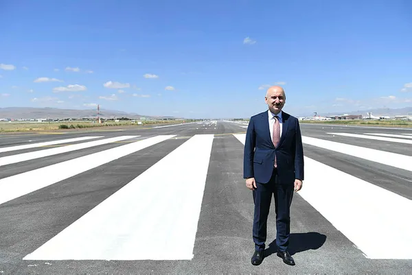 havacilik-sektoru-istihdaminda-yerlilesme-hamlesi-dugmeye-basildi-1598096107337.jpg Havacılık sektörü istihdamında "yerlileşme" hamlesi! Düğmeye basıldı-2