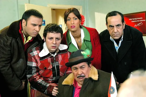 cennet-mahallesinin-yildiz-ismi-seksenlere-selami-cakti-13-yil-sonra-setlere-geri-donuyor-1638523954099.jpg 13 yıl sonra setlere geri dönüyor! Cennet Mahallesi'nin yıldız ismi Seksenler'e selamı çaktı!-6