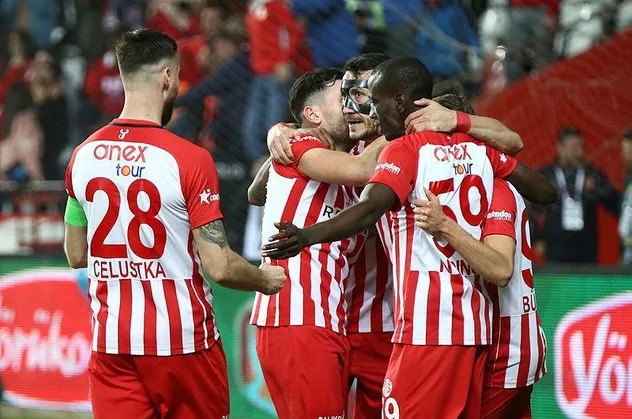 Antalyaspor'dan kritik galibiyet! MAÇ SONUCU: Antalyaspor 3-1 Kasımpaşa