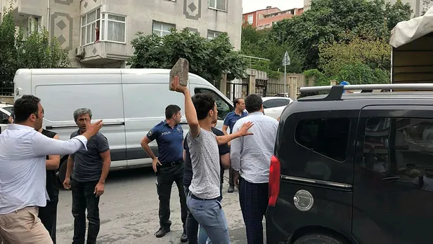 İstanbul'da taşlı sopalı kavga! Ortalık bir anda savaş alanına döndü-2