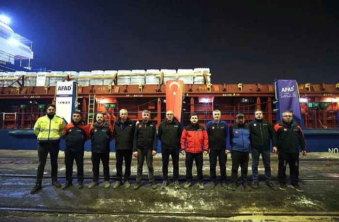 turkiyeden-filistine-yardim-eli-109-tirlik-insani-yardim-malzemesi-mersin-uluslararasi-limanindan-yola-cikti-1704313122722.jpeg Türkiye'den Filistin'e yardım eli! 109 tırlık insani yardım malzemesi Mersin Uluslararası Limanı'ndan yola çıktı-3