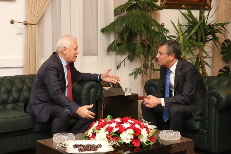 chpli-bursa-belediye-baskani-mustafa-bozbey-chp-lideri-ozgur-ozeli-yok-saydi-torpili-savundu-yaptigimiz-isin-a-1716327274819.jpeg