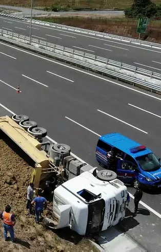 Kuzey Marmara Otoyolu'nda dehşet anları! Hafriyat kamyonu devrildi