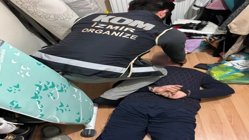 1712149758815.jpg İzmir'de dehşet verici olay: Motosikletten otomobile ateş açtılar-4