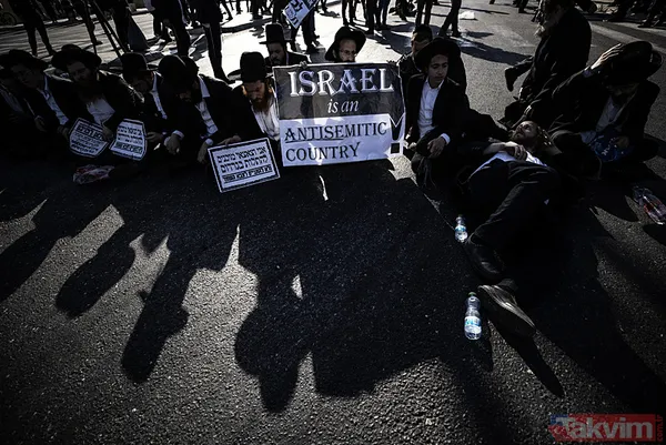 Onlarca Haredi, başkent Tel Aviv yakınlarındaki Bney Brak kentinde, İsrail'deki zorunlu askerlik hizmetini protesto etmek için gösteri düzenledi.