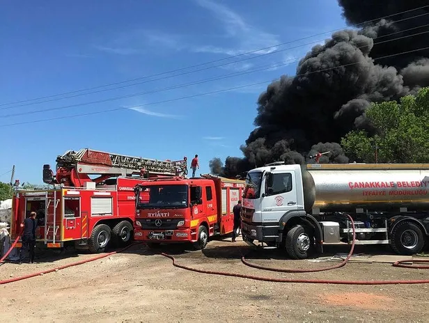 Son dakika: Çanakkale'de tehlikesiz atık alım merkezinde yangın! Gökyüzünü siyah dumanlar kapladı-3