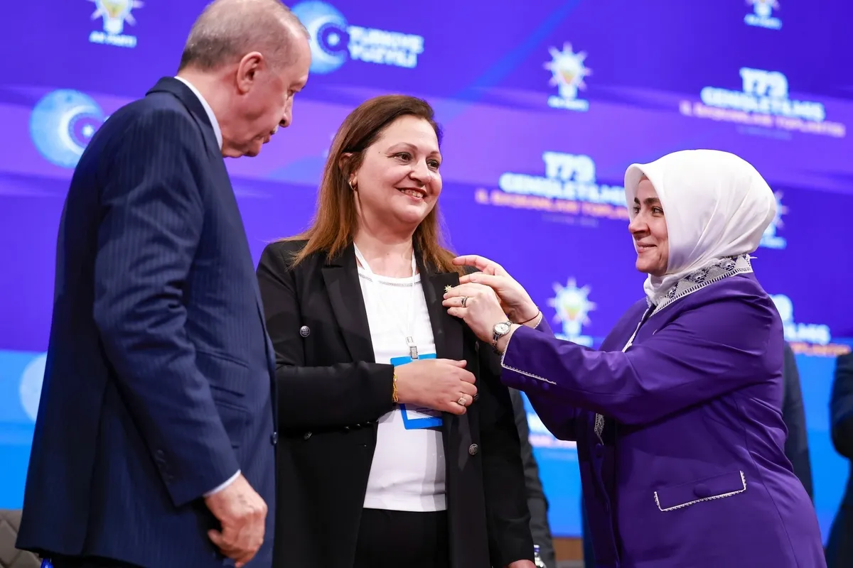 1779495496307.jpeg Burcu Köksal'dan CHP'ye sert tepki: "AK Parti'ye geçtim diye mi kötü oldum?"-6