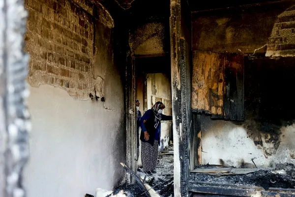 manavgattaki-yanginda-evi-kule-donen-kadin-yasadiklarini-gozyasiyla-anlatti-bunlar-icimi-parcaliyor-1628425369162.jpg Manavgat'taki yangında evi küle dönen kadın yaşadıklarını gözyaşıyla anlattı: Bunlar içimi parçalıyor-6