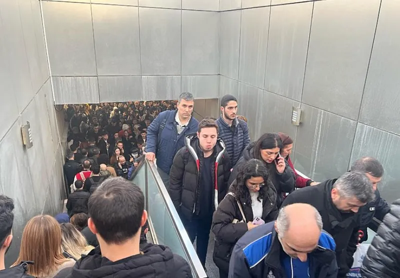 istanbullunun-ulasim-eziyeti-mecidiyekoyde-yuruyen-merdiven-aniden-durdu-3-kisi-yaralandi-1709568161073.jpeg Mecidiyeköy'de ters yönlü yürüyen merdiven kazası | CHP'li İBB örtbas peşine düştü! Fondaşa baskı: Halk TV tweeti silmek zorunda kaldı-8