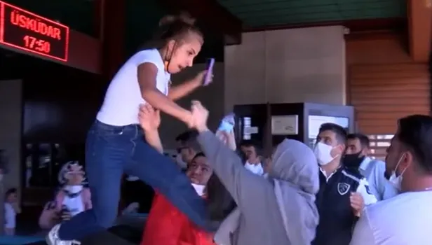 Eminönü'nde ortalık bir anda karıştı: Kadından kadına uçan tekme!