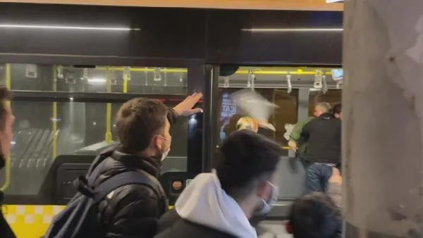 Son dakika: Bıçaklı saldırgan metrobüste dehşet saçtı! İki yolcunun yaralandığı kavga kamerada-6