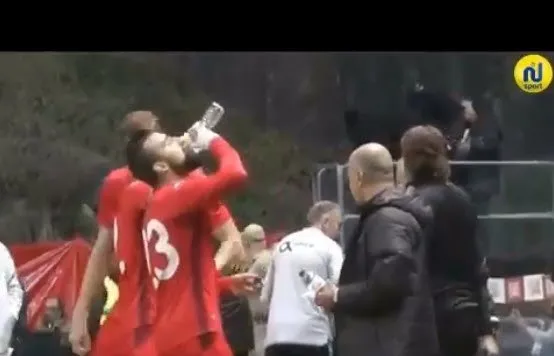 Tunuslu futbolculardan iftar taktiği! Maç esnasında oruçlarını bakın nasıl açmışlar-5