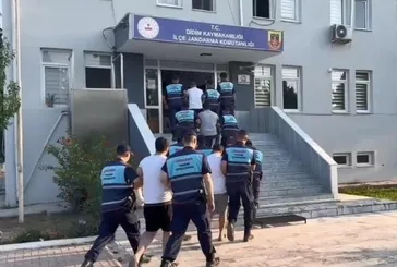 Turist otobüsüne saldırıp şoförü yaraladılar!