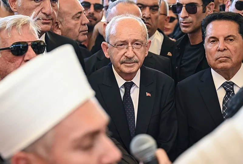 kadir-inanirin-cenaze-toreninde-kilicdarogluna-montajli-yuhalama-videosu-1782677838105.jpeg Kadir İnanır'ın cenaze töreninde CHP krizi! Kılıçdaroğlu'na montajlı yuhalama videosu: Karanlık metodun farkındayız-4