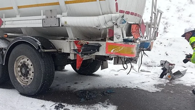 Otomobil tankere çarptı. (DHA)