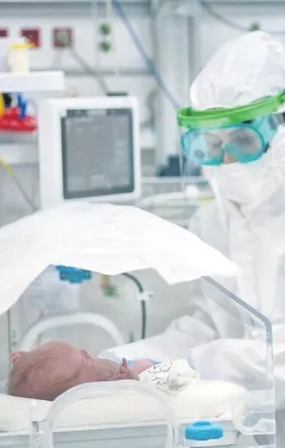 Sağlık çalışanları salgının minik mağdurlarına annelik yapıyor!