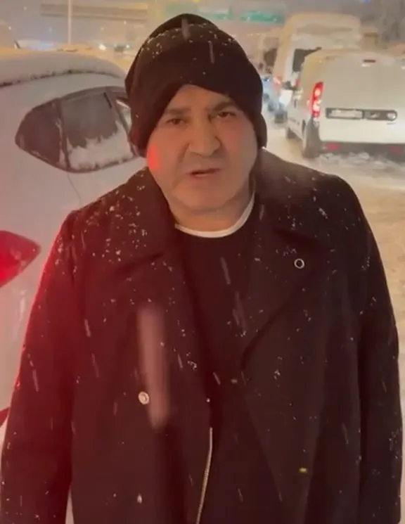 istanbulda-ulasim-cileye-dondu-yolda-mahsur-kalan-safak-sezer-yardim-istedi-allah-rizasi-icin-sesimizi-duyun-1643059164640.jpg