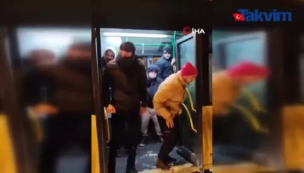 Esenyurt’ta vatandaşlar İETT otobüsünün hareket etmesi için böyle zıpladı