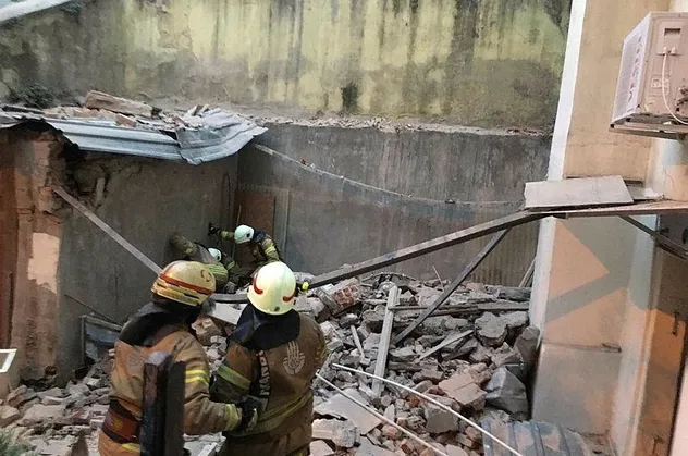 Son dakika: Beyoğlu'nda 5 katlı binada kısmi göçük