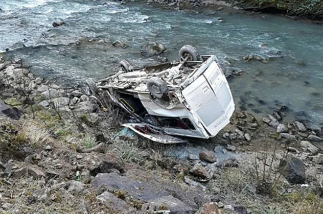 Giresun'da feci kaza! Minibüs dereye devrildi