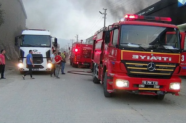 Bursa'da sanayide yangın! 3 araç kül oldu