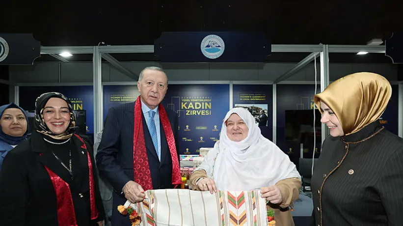 Kadın elinin değdiği yerde huzur olur | Başkan Erdoğan’dan program öncesi stantlara ziyaret