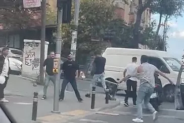Gaziosmanpaşa'da trafikte yol verme kavgası! Sopayla saldıran magandaları biber gazıyla kovaladı