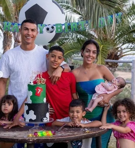39luk-cristiano-ronaldonun-citir-sevgilisi-georgina-rodriguezin-eski-hali-ortaya-cikti-5-cocugunun-annesi-mege-1712169568832.jpg