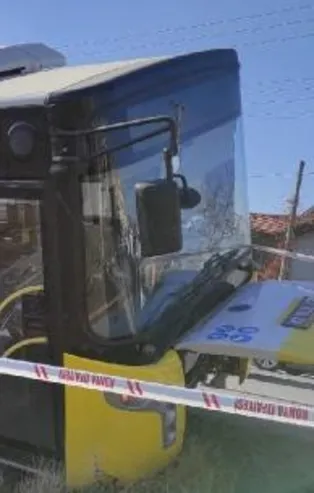 Konya'da facianın eşiğinden dönüldü! Belediye otobüsü elektrik direğine çarptı: 17 yaralı