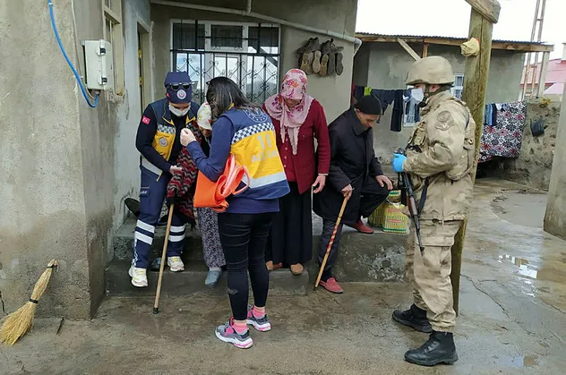 Ağrı'da rahatsızlanan yaşlı kadına Mehmetçikten yardım eli! Seferber oldular