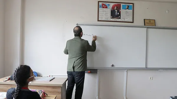 milli-egitim-bakani-mahmut-ozerden-ogretmenlik-kariyer-sinaviyla-ilgili-flas-aciklama-kaybeden-ulke-olur-1660661334619.jpg Milli Eğitim Bakanı Özer'den öğretmen maaşlarıyla ilgili flaş açıklama! Öğretmene taban ücret uygulaması olacak mı?-5