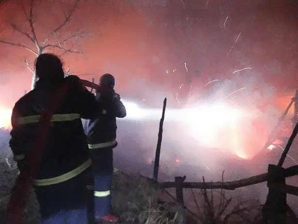 Domaniç'te ev ve ahır yangını-4