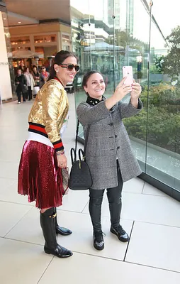 Demet Akalın'ın AVM'de fotoğraf kavgası