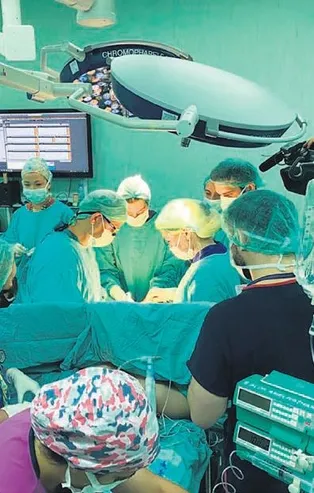 Prof. Dr. Ömer Özkan ve ekibi bir kez daha tarihe geçti! Annelik hayali kuran Havva Erdem'e rahim nakli...