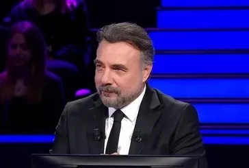 İnci kolyelerden nefret eden onu takan kadınlarla konuşmayı reddeden ve sekreterinin inci kolye taktığını görünce onu eve gönderen kimdir?