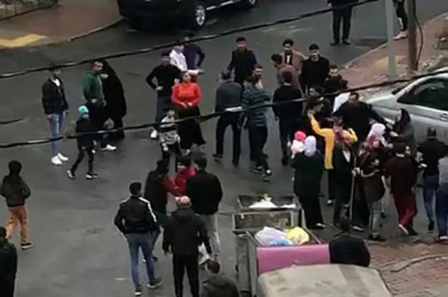 Çocuklar başlattı aileler birbirine girdi! Arnavutköy'de ortalık savaş alanına döndü
